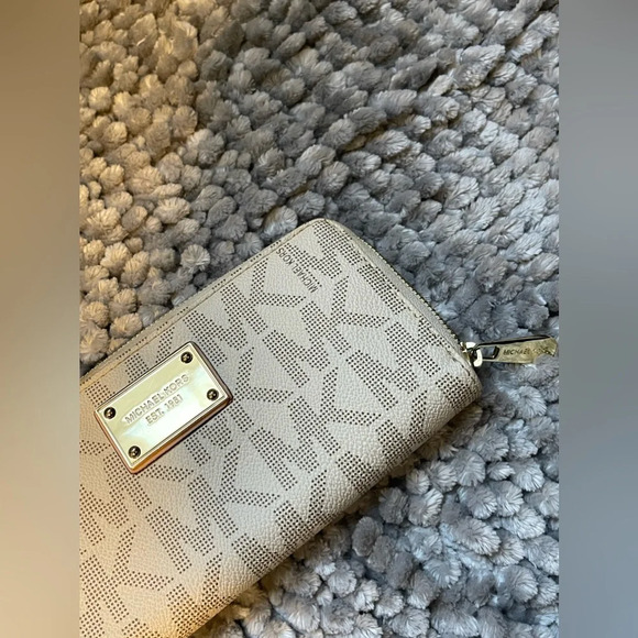 Michael Kors Monogram wallet. - Picture 6 of 7